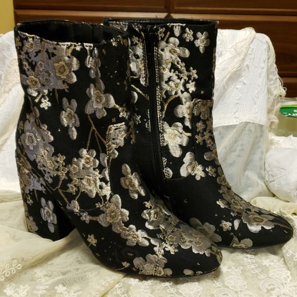 📣Sale! Indigo rd booties black and silver size 8